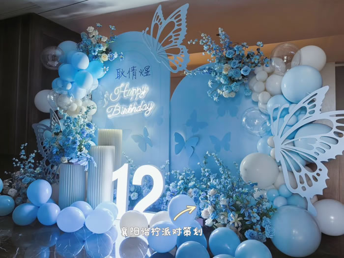 雾蓝蝶屿·拾贰｜蓝色蝴蝶主题12岁生日布置 气球背景墙花艺定制｜雾蓝气球背景墙+霓虹灯牌+发光数字定制-图一